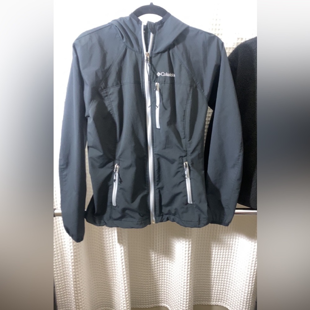 Columbia windproof soft shell jacket. Size small. Good condition
